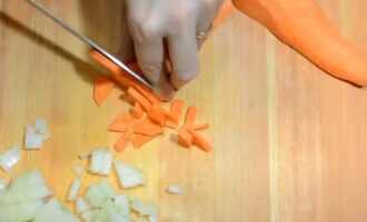 Морковь нарезаем кубиками