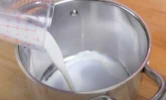 Налить молоко в кастрюлю