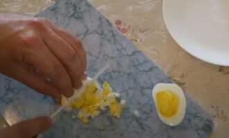 Нарезаем яйца