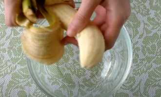 Очистить банан от кожуры