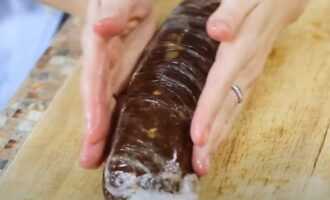 Придать форму шоколадной колбасы