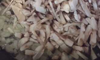 Добавить грибы в прозрачный лук