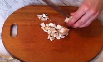 Мелко нарезать грибы