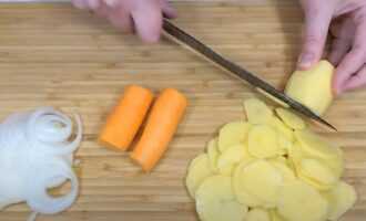 Нарезаем лук, морковь и картофель