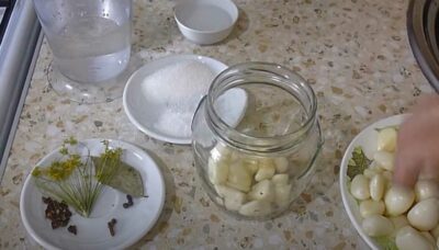 Ингредиенты для рецепта маринованного чеснока зубчиками быстрого приготовления
