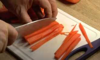 Нарезать морковь для плова на сковороде