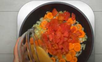 Добавляем к луку и морковке нарезанный помидор