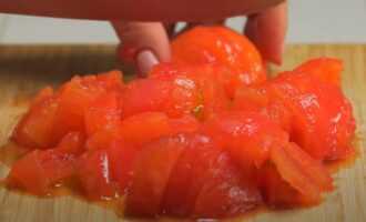 Нарезаем очищенные помидоры на средний кубик