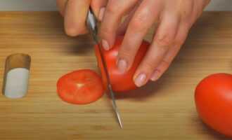 Нарезаем помидоры кружочками
