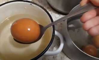 Через 3 минуты необходимо яйца переложить в холодную воду