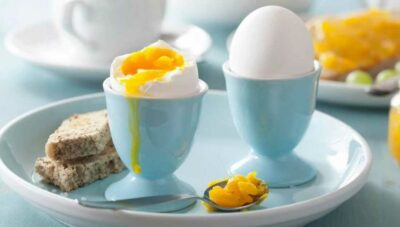 Яйца всмятку подача на стол