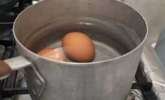 Ставим кастрюлю с яйцами на плиту