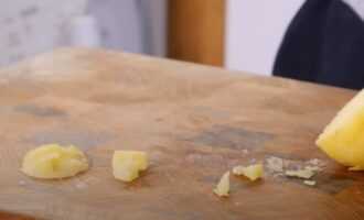Нарезаем отваренную картошку мелким кубиком