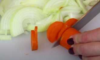 Нарезать лук и морковь полукольцами