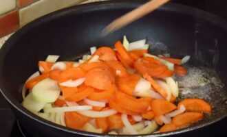 Обжарить лук и морковь до мягкости
