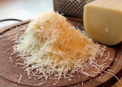 большая горсть тертого сыра пармезан