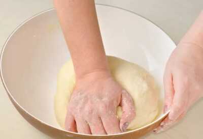 месить тесто около четверти часа