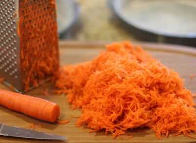 Натереть морковь на мелкой терке