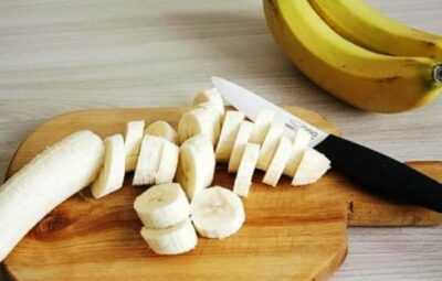 Очистить банан нарезать на кусочки