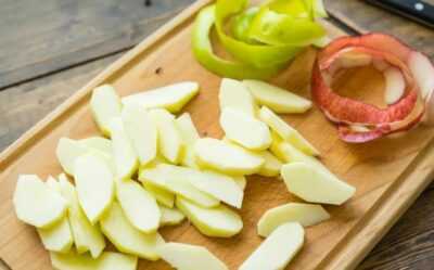 Очистить яблоки и нарезать ломтиками