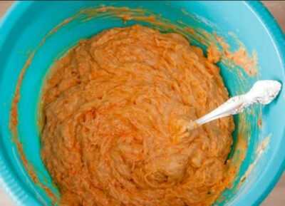 Перемешать до однородной массы ингредиенты для Морковных вафли быстрого приготовления