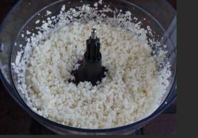 Перемолоть цветную капусту в консистенцию риса