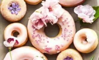 Вкусные ванильные пончики с розовой глазурью
