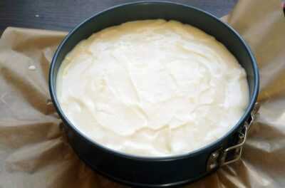 Выложить сырную массу на печенье