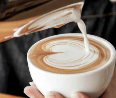 Тонкой струйкой переливаем молоко в кофе